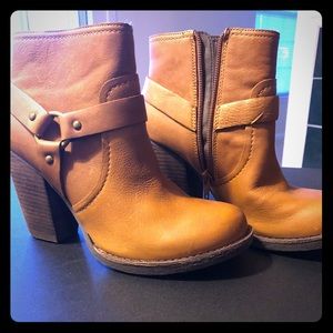 KORKS tan ankle BOOTIES! Perfect super cute!